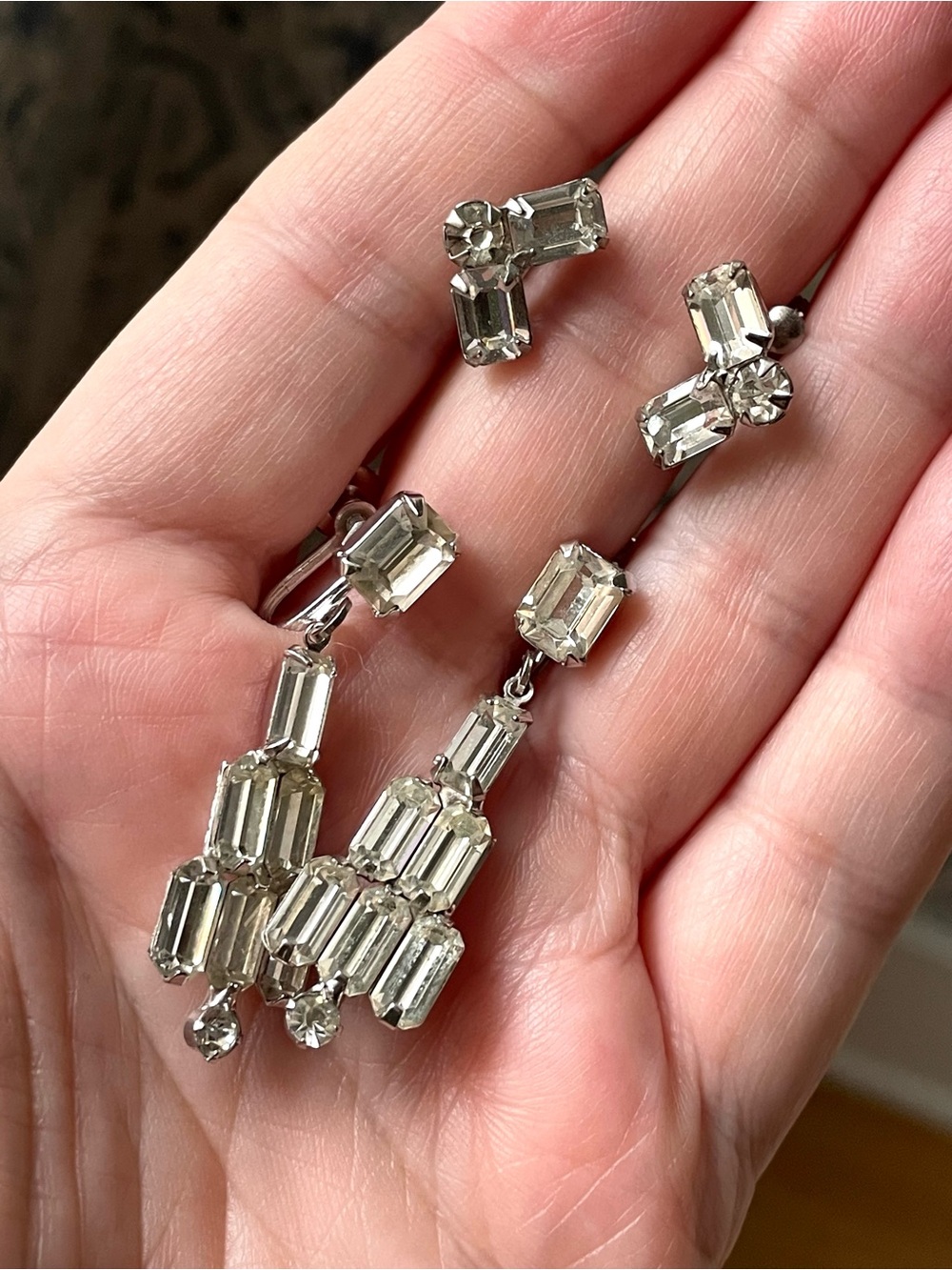 Vintage Art Deco style clear/white rhinestone & silvertone screwback earrings